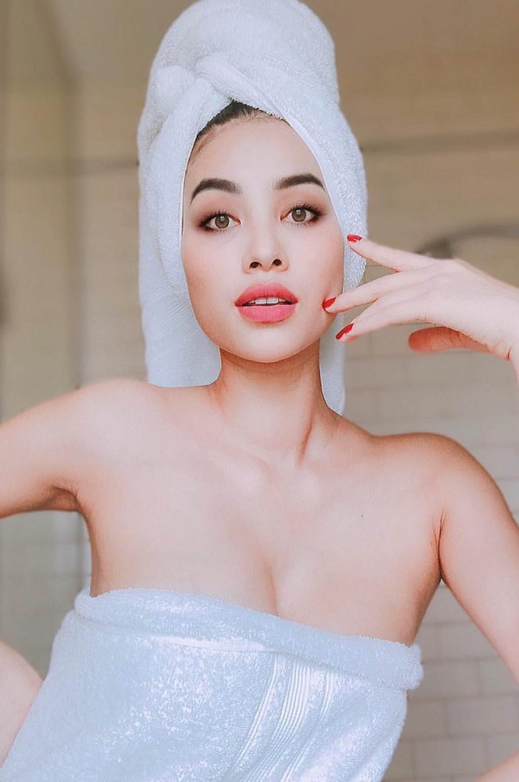 Hình ảnh Phạm Hương mặc áo phanh ngực, không nội y lại gây xôn xao-5