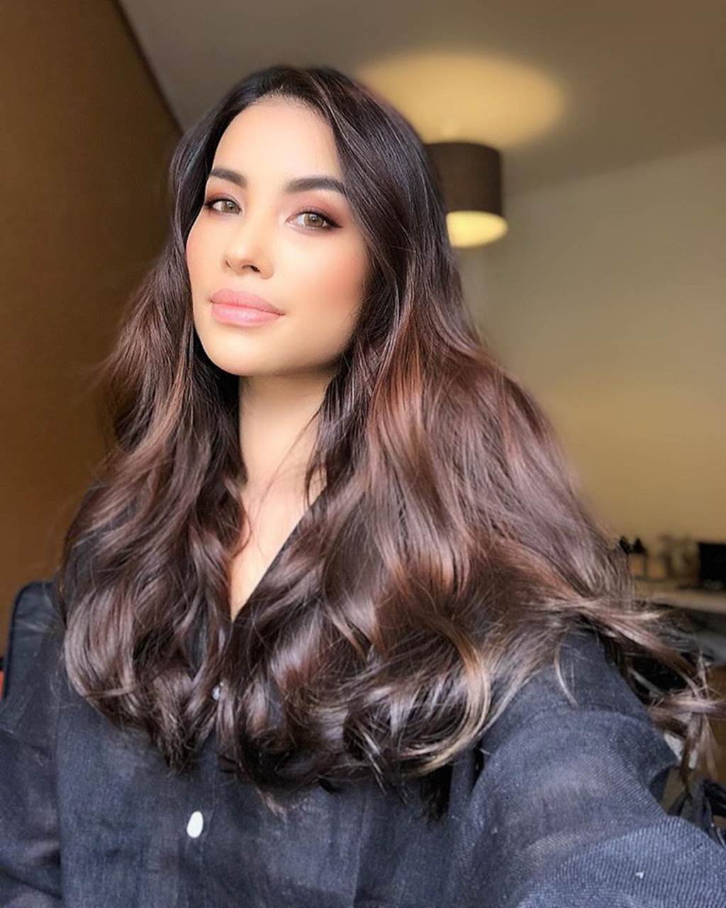 Hình ảnh Phạm Hương mặc áo phanh ngực, không nội y lại gây xôn xao-9