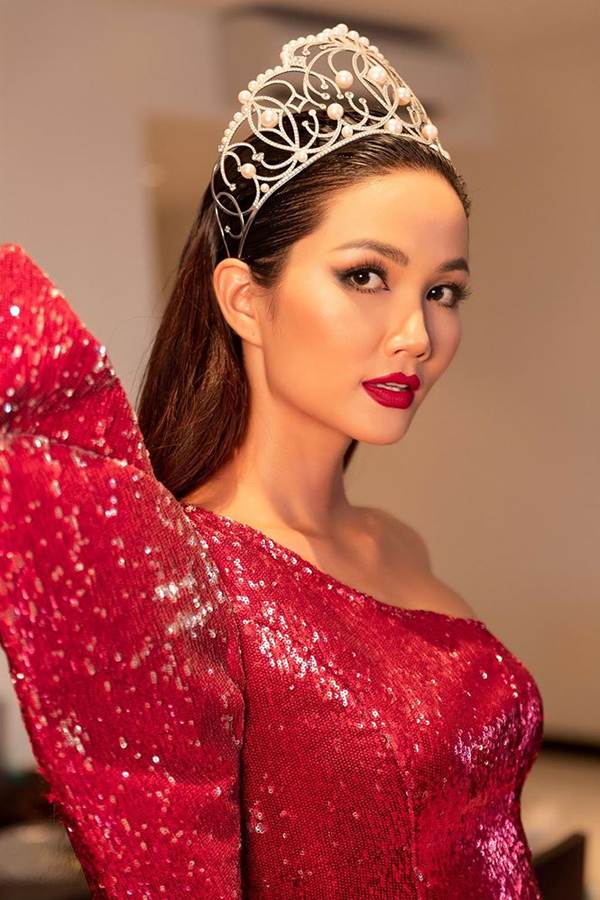 HHen Niê bất ngờ để tóc dài, đội vương miện để chiều lòng fans-6