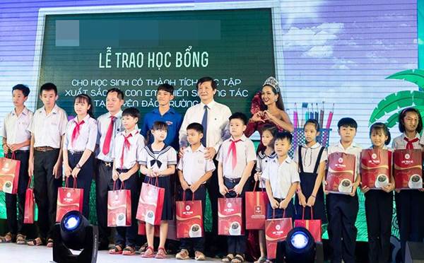 HHen Niê bất ngờ để tóc dài, đội vương miện để chiều lòng fans-9