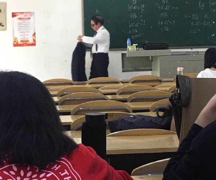 Thầy giáo đi dạy với combo kính đen và comple ngầu như điệp viên 007, nhưng hành động tiếp theo mới khiến cả lớp lăn ra cười-2