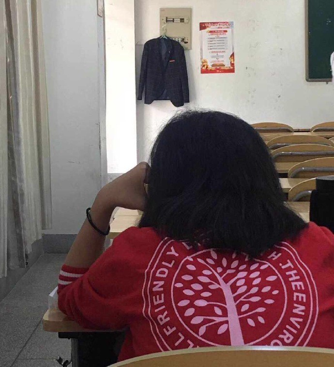 Thầy giáo đi dạy với combo kính đen và comple ngầu như điệp viên 007, nhưng hành động tiếp theo mới khiến cả lớp lăn ra cười-3