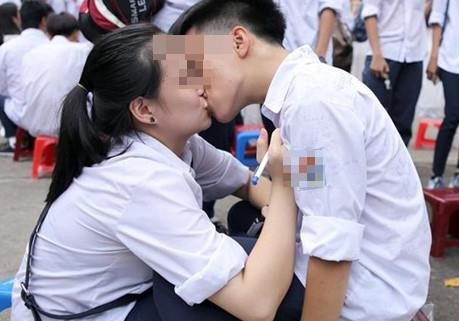 Nữ sinh lớp 7 ôm ấp bạn trai trước mặt cô giáo | Tin tức Online