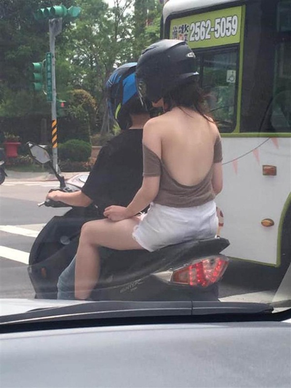 Giữa trời nắng nóng, cô gái ra đường với chiếc áo hững hờ khiến ai cũng choáng váng-1