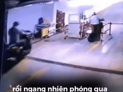 Trộm xe SH rồi ngang nhiên phóng qua chốt bảo vệ để tẩu thoát