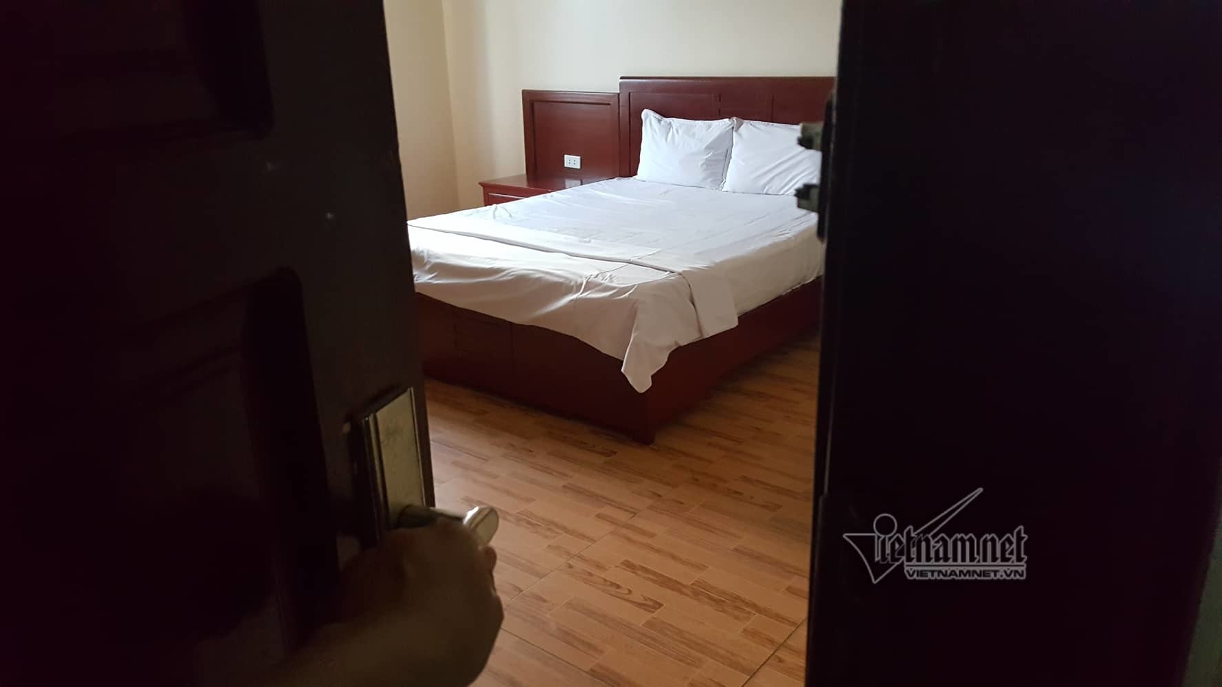 Vợ bắt quả tang, đại gia cố thủ trong nhà nghỉ, tìm kế cho bồ thoát thân-2