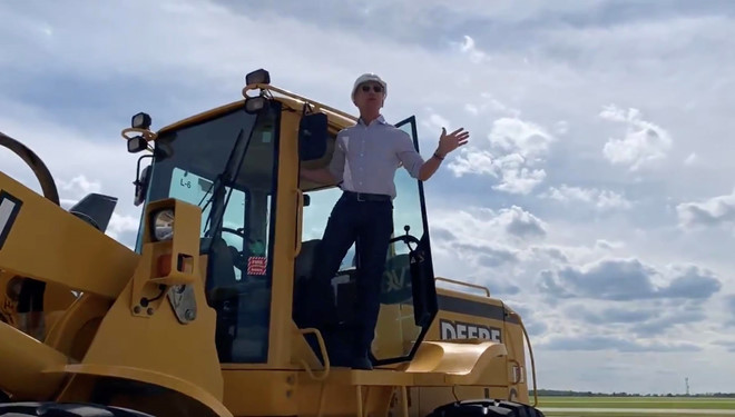 Jeff Bezos lái máy ủi khởi công sân bay 1,5 tỷ USD của Amazon-1