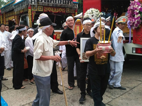 NSƯT Thành Lộc đau xót: Trước ngày má đi khoảng 1 tháng, má bị ngã lúc trườn từ trên giường xuống-5