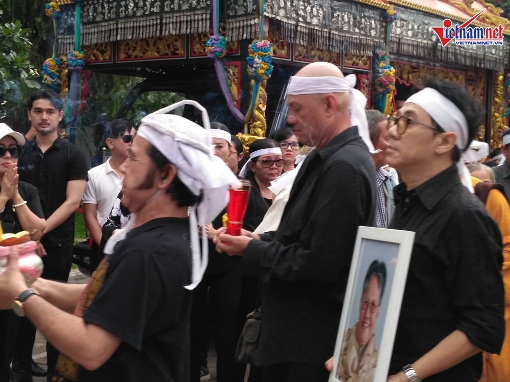 NSƯT Thành Lộc bần thần khi linh cữu của mẹ được hoả táng-12