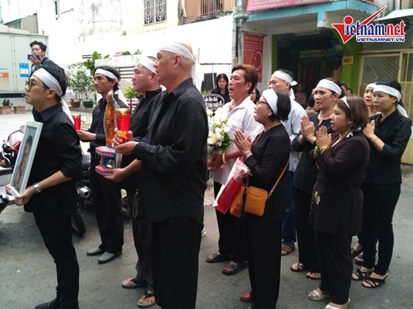 NSƯT Thành Lộc bần thần khi linh cữu của mẹ được hoả táng-6