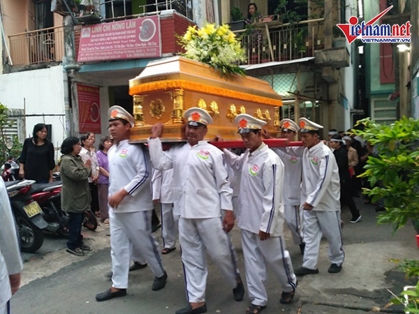 NSƯT Thành Lộc bần thần khi linh cữu của mẹ được hoả táng-3