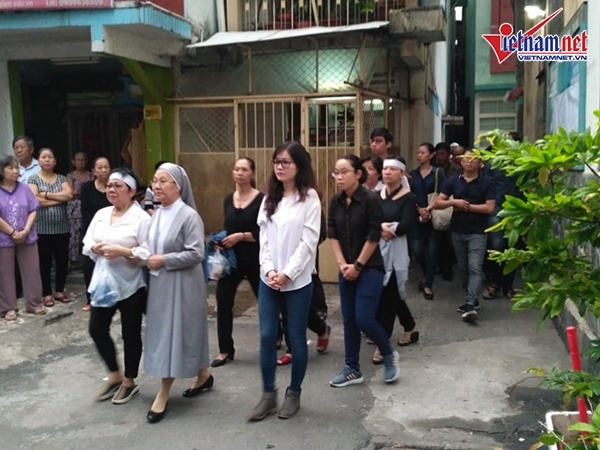 NSƯT Thành Lộc bần thần khi linh cữu của mẹ được hoả táng-7