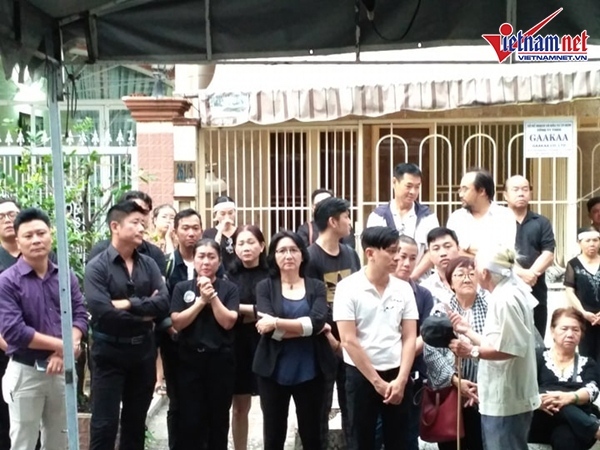 NSƯT Thành Lộc bần thần khi linh cữu của mẹ được hoả táng-8