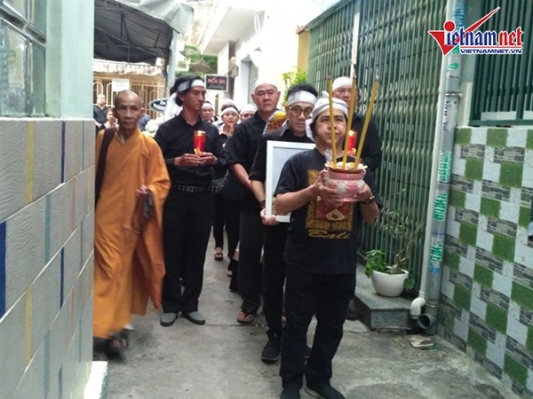 NSƯT Thành Lộc bần thần khi linh cữu của mẹ được hoả táng-2