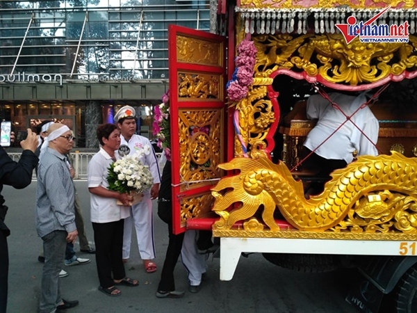 NSƯT Thành Lộc bần thần khi linh cữu của mẹ được hoả táng-4