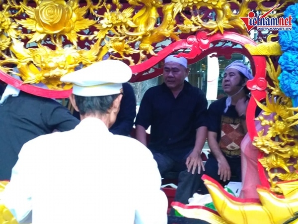 NSƯT Thành Lộc bần thần khi linh cữu của mẹ được hoả táng-5