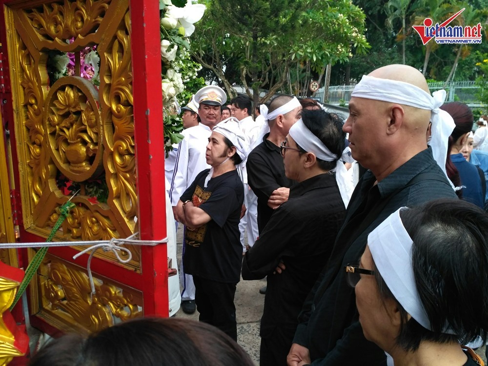 NSƯT Thành Lộc bần thần khi linh cữu của mẹ được hoả táng-10