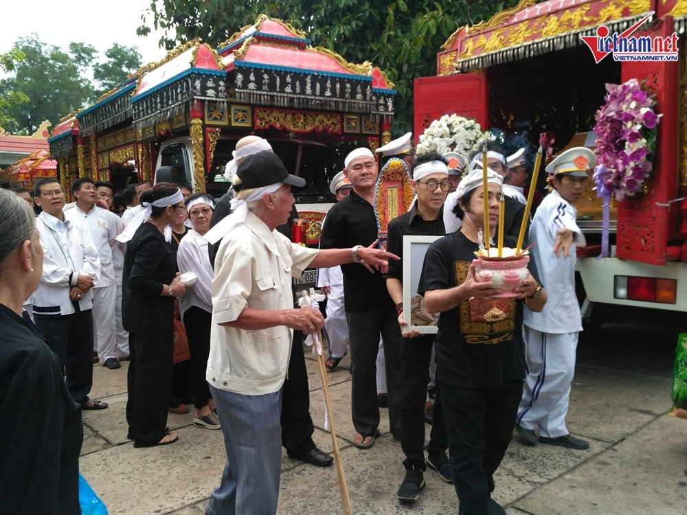 NSƯT Thành Lộc bần thần khi linh cữu của mẹ được hoả táng-11