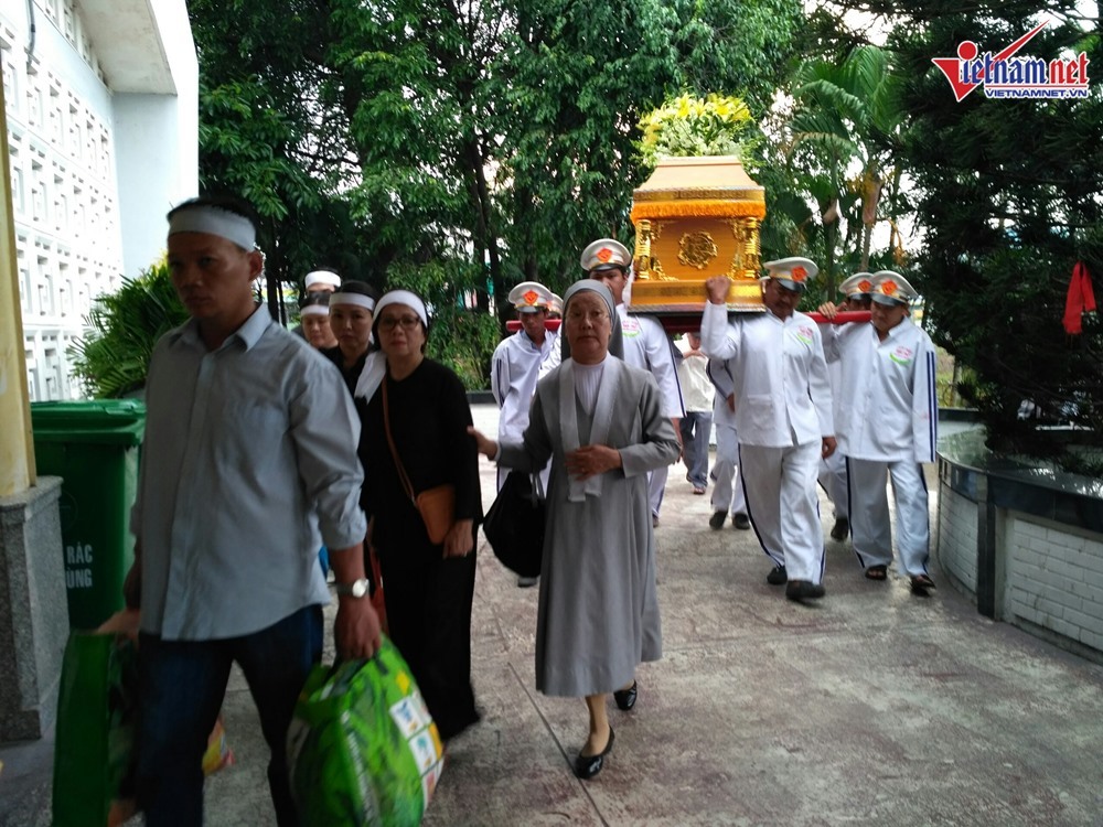 NSƯT Thành Lộc bần thần khi linh cữu của mẹ được hoả táng-13