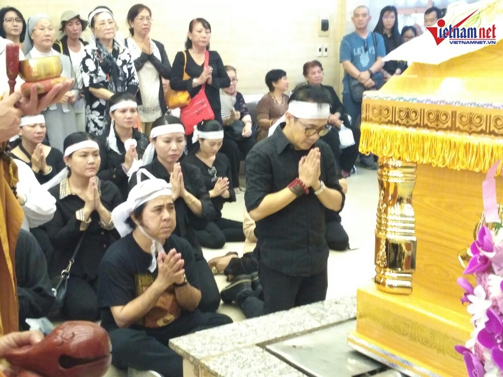 NSƯT Thành Lộc bần thần khi linh cữu của mẹ được hoả táng-14