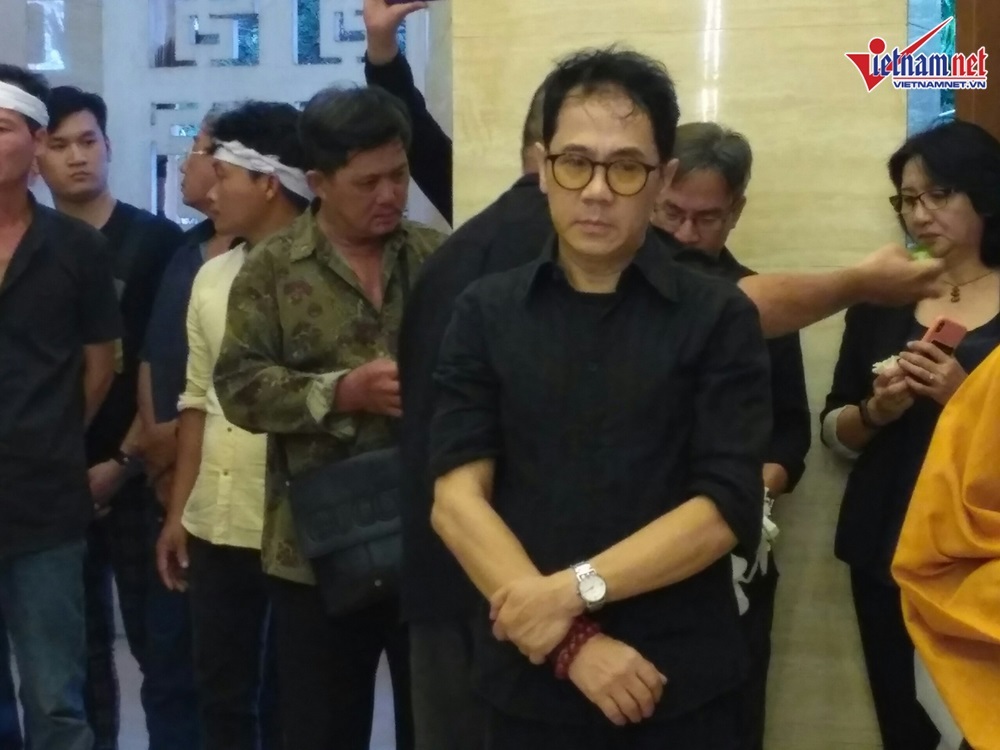 NSƯT Thành Lộc bần thần khi linh cữu của mẹ được hoả táng-19