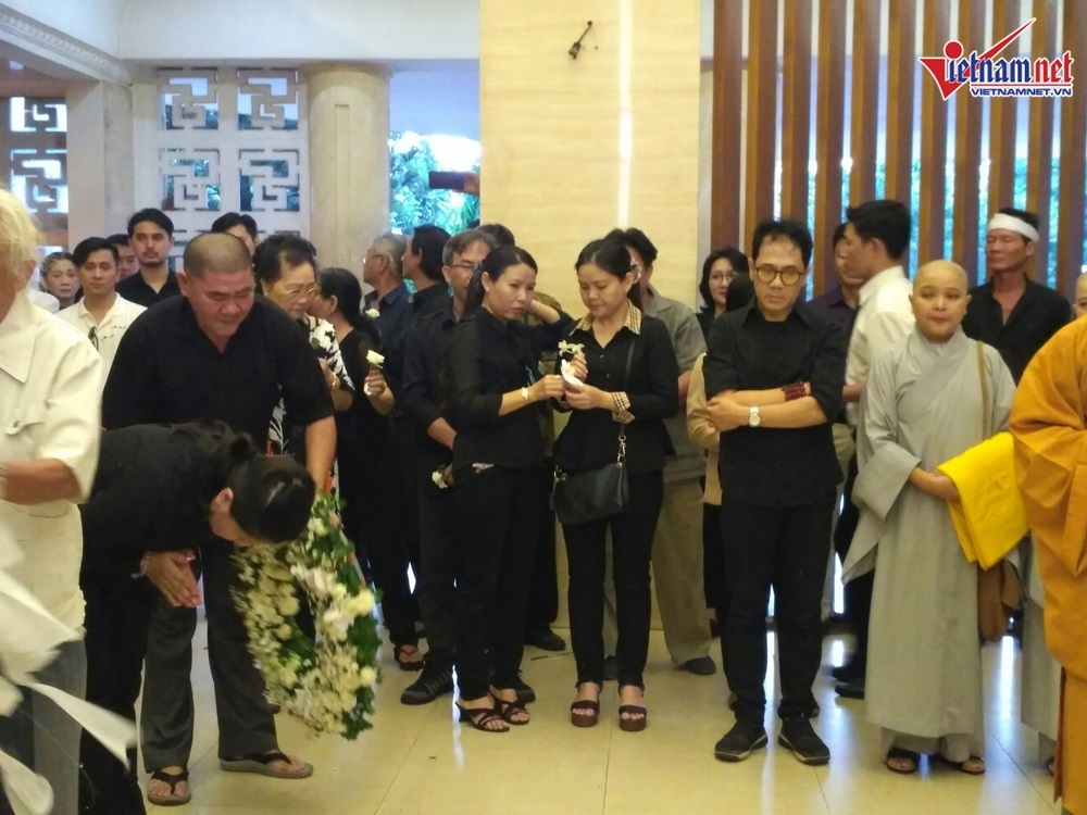 NSƯT Thành Lộc bần thần khi linh cữu của mẹ được hoả táng-18