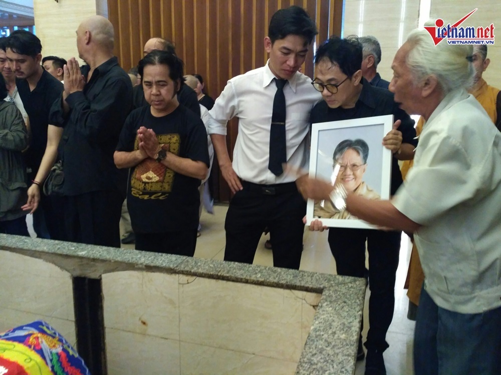 NSƯT Thành Lộc bần thần khi linh cữu của mẹ được hoả táng-16