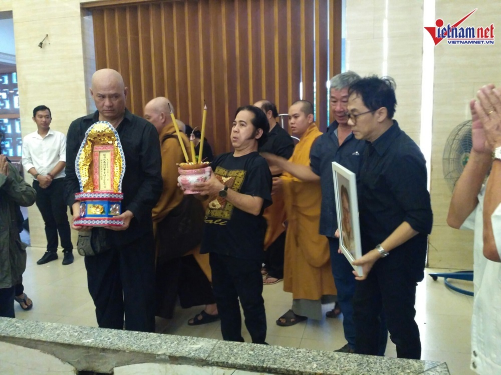 NSƯT Thành Lộc bần thần khi linh cữu của mẹ được hoả táng-17