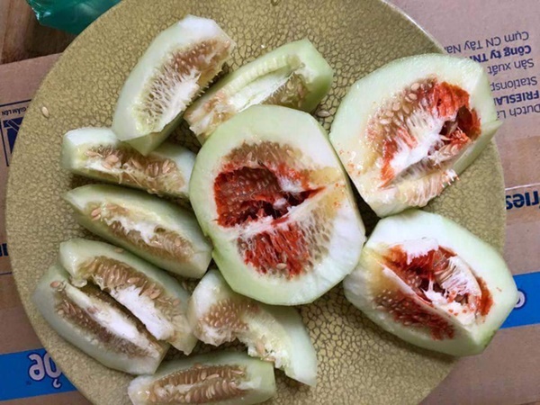 Hiện tượng dưa lê có ruột màu đỏ khiến chị em kinh hãi và lời lý giải của chuyên gia-1