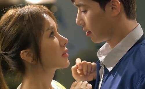 Ập vào nhà nghỉ bắt quả tang con dâu, mẹ chồng đỏ mặt ra về khi thấy kẻ thứ 3-1