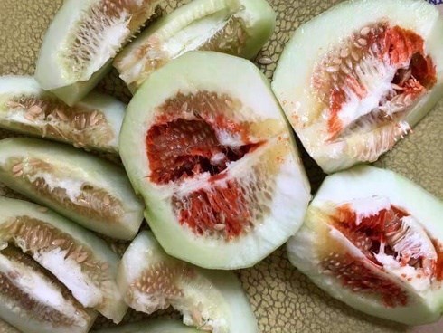 Hiện tượng dưa lê có ruột màu đỏ khiến chị em kinh hãi và lời lý giải của chuyên gia