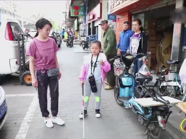 Người mẹ để con gái mù tự đến trường suốt 5 năm và sự thật rơi nước mắt-1