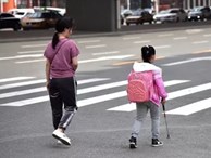 Người mẹ để con gái mù tự đến trường suốt 5 năm và sự thật rơi nước mắt