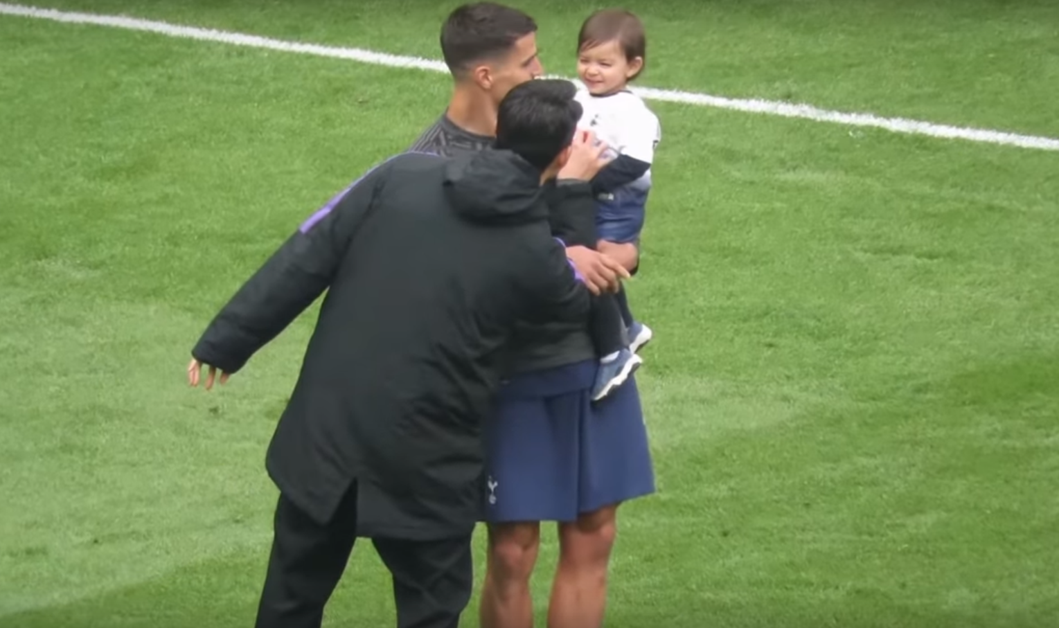 Chỉ bằng một vài hành động tưởng đơn giản như thế này, oppa Son Heung-min đã khiến hàng loạt fan nữ rụng tim, đổ đứ đừ-1