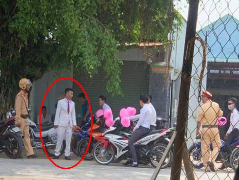 Clip: Mặc CSGT vừa thổi còi hiệu vừa đu bám trên cửa xe tải, tài xế vẫn bất chấp lao vun vút trên đường-2