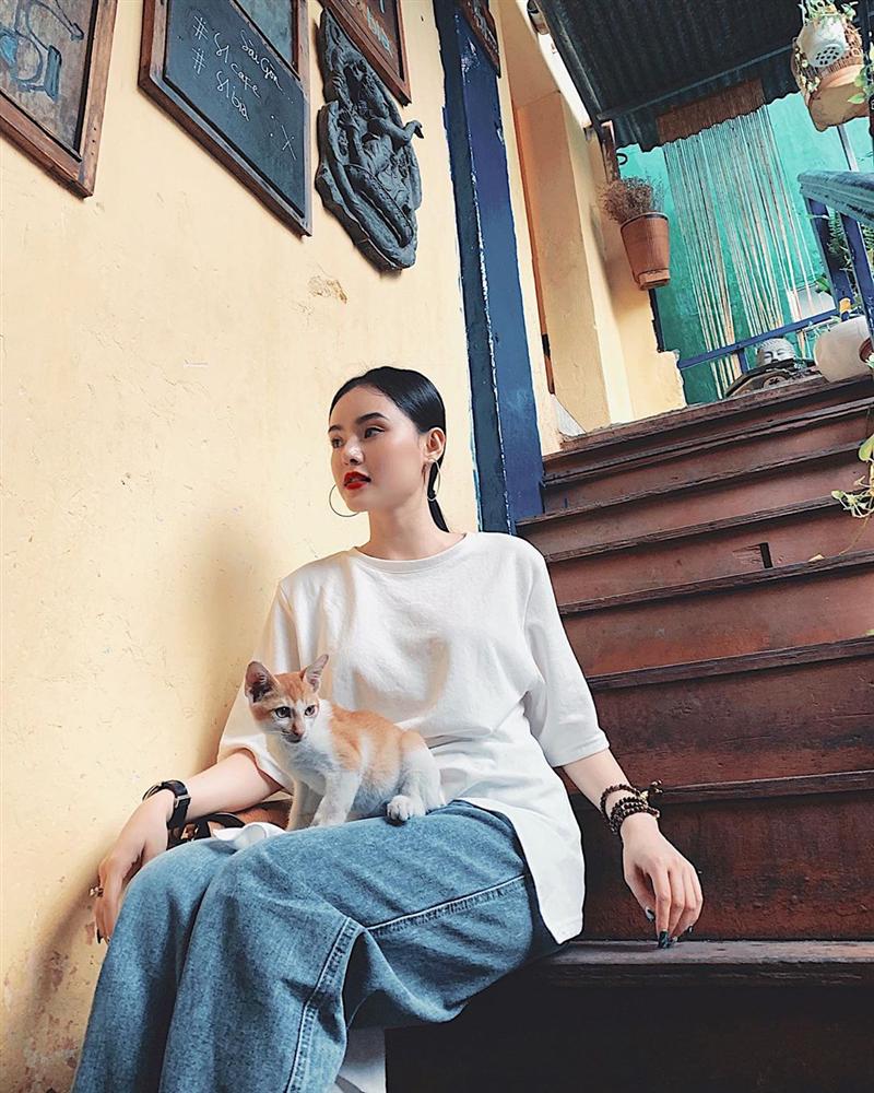 STREET STYLE giới trẻ: Chi Pu - Quỳnh Anh Shyn siết eo nhỏ đến ngỡ ngàng với mốt áo corset-1