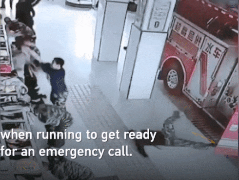 Lính cứu hỏa hoảng hốt chạy đi làm nhiệm vụ khi đang cắt tóc dở-1