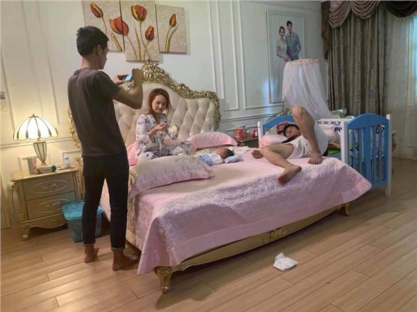 Về nhà đi con hé lộ cảnh Thư bụng mang dạ chửa, Vũ nằm cạnh chăm con cho Thư-3