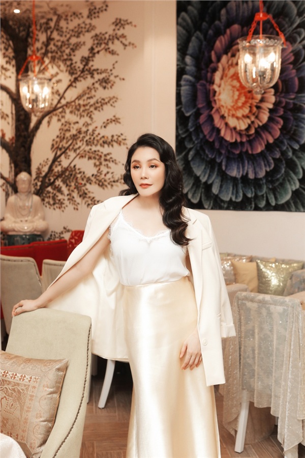 Hồ Quỳnh Hương khoe phong cách sang trọng, quý phái ở độ tuổi gần 40-2