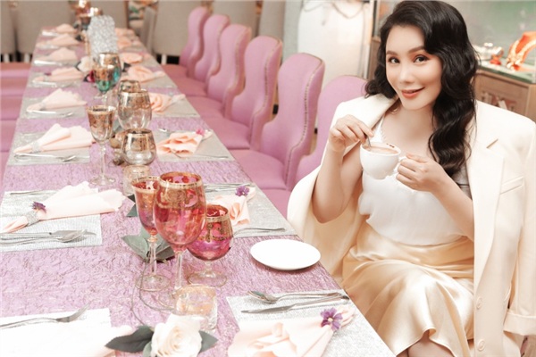 Hồ Quỳnh Hương khoe phong cách sang trọng, quý phái ở độ tuổi gần 40-3