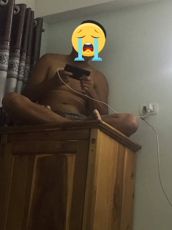 Người đàn ông cởi trần leo lên nóc tủ ngồi, biết lí do ai cũng ngán ngẩm-1