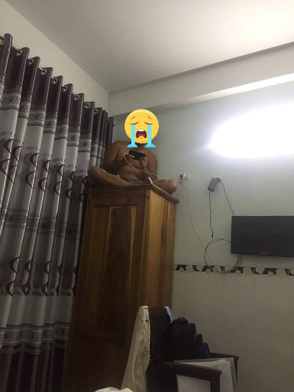 Người đàn ông cởi trần leo lên nóc tủ ngồi, biết lí do ai cũng ngán ngẩm-2