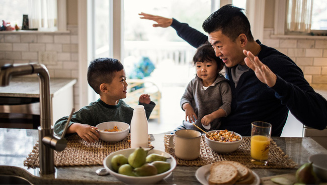 Cặp vợ chồng lười biếng dạy con theo cách không bao giờ ép buộc chúng làm điều gì, mười mấy năm sau có kết quả gây sốc-1