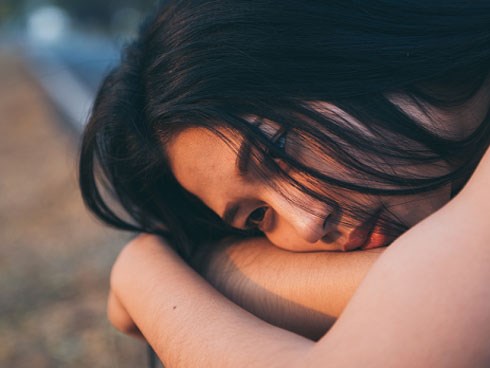 Chỉ 1 dòng 5 chữ trong tin nhắn chồng gửi người cũ làm tôi chết điếng nhận ra mình đã quá ngu muội