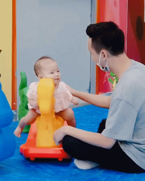 Tình cha con chắc có bền lâu: Được giao nhiệm vụ trông con, Justatee ngồi ngay cạnh mà cũng để con gái ngã lăn ra được-1