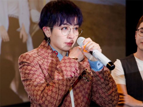 Gil Lê bật khóc nói về lý do ít ra sản phẩm, cô độc trong showbiz