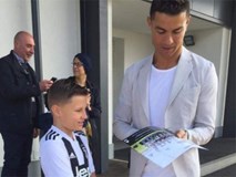 Ronaldo hoàn thành ước nguyện của cậu bé bị u não Ronaldo hoàn thành ước nguyện của cậu bé bị u não