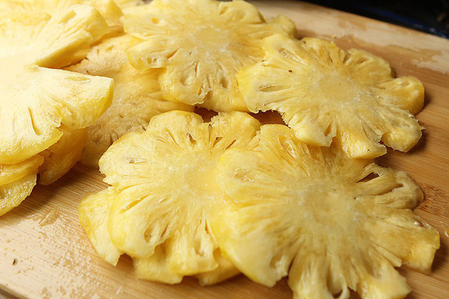 Mùa dứa năm nào tôi cũng làm dứa sấy để dành ăn dần, vừa ngon lại còn tốt đủ đường-1