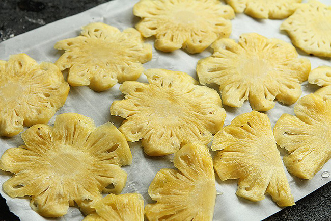 Mùa dứa năm nào tôi cũng làm dứa sấy để dành ăn dần, vừa ngon lại còn tốt đủ đường-3