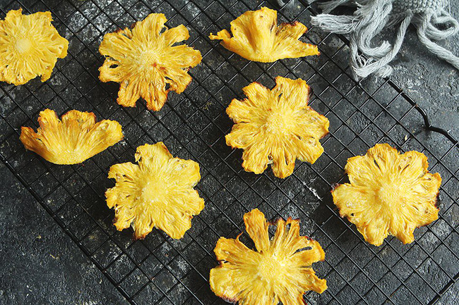 Mùa dứa năm nào tôi cũng làm dứa sấy để dành ăn dần, vừa ngon lại còn tốt đủ đường-4